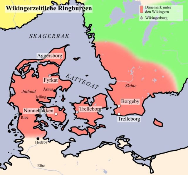 Sites of six of the Viking ringcastles. Source:By Casiopeia - Beruht auf den Vorlagen "CIA_norway_sm05.gif", "CIA_denmark_sm05.gif", "CIA_sweden_sm05.gif", die aus dem CIA World Factbook stammen, CC BY-SA 2.0 de, https://commons.wikimedia.org/w/index.php?curid=738636