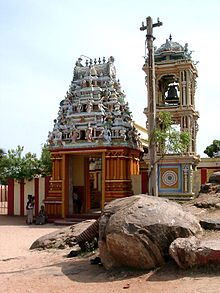 Shiva temple front gate with the bell tower. By Dschen Reinecke - photo taken by Dschen Reinecke, CC BY-SA 3.0, https://commons.wikimedia.org/w/index.php?curid=195706