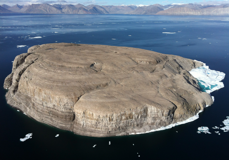 Hans Island as seen from the air, with Ellesmere Island in the background. Soure: commons.wikimedia.org