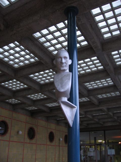 A sculpture of Karl Plagge by Ludwig-Georgs-Gymnasiums. Von Lateiner - Eigenes Werk, CC BY 2.5, https://commons.wikimedia.org/w/index.php?curid=1481681