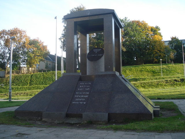 2A Holocaust memorial near the former camp, Subačiaus (Subocz) Street, Vilnius. By Alma Pater - Own work, CC BY-SA 3.0, https://commons.wikimedia.org/w/index.php?curid=2799352