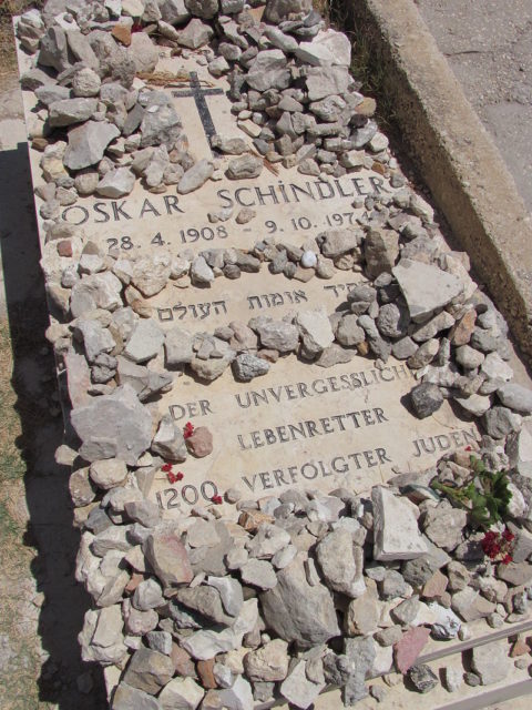 Schindler's grave in Jerusalem. The Hebrew inscription reads: "Righteous Among the Nations"; the German inscription reads: "The Unforgettable Lifesaver of 1200 Persecuted Jews". By Yoninah - Own work, CC BY-SA 3.0, https://commons.wikimedia.org/w/index.php?curid=10793262
