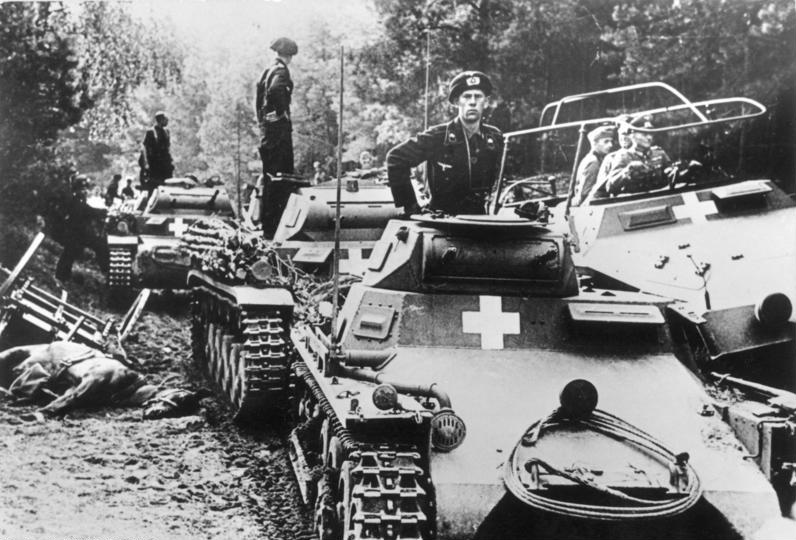 Guderian (in command vehicle) guides armoured force in Poland. Source: By Bundesarchiv, creativecommons.org