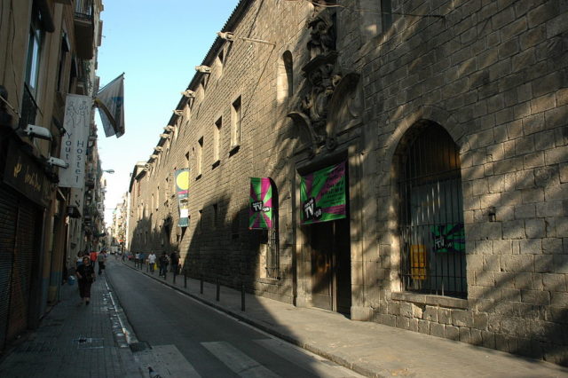 Carrer de l'Hospital, next to El Raval. By Josep Renalias - Own work, CC BY-SA 3.0, https://commons.wikimedia.org/w/index.php?curid=4305569
