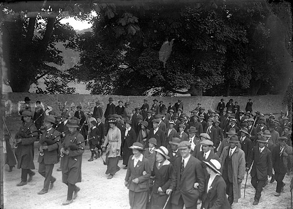 Election victory procession led by Markievicz in County Clare. By National Library of Ireland on The Commons - Clare elections, victory procession led by pipers, Countess Markievicz in white coat, No restrictions, https://commons.wikimedia.org/w/index.php?curid=24252873