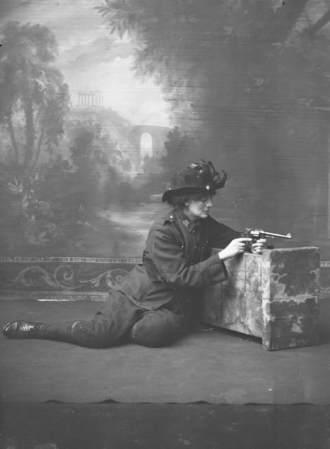 Markievicz in uniform with a gun, c.1915. Wikipedia/Public Domain