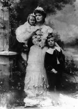 Constance Markievicz with her daughter and stepson. Wikipedia/Public Domain