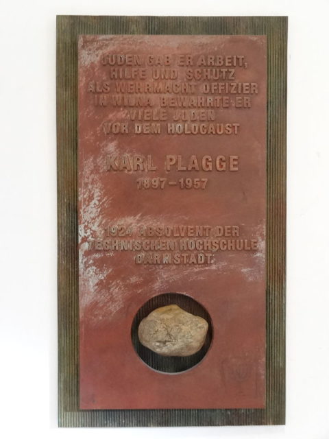 Plaque for Karl Plagge before the former Senate Hall of the TU Darmstadt , Old Main Building. Von Cherubino - Eigenes Werk, CC-BY-SA 4.0, https://commons.wikimedia.org/w/index.php?curid=39371599