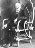 Krubsack pictured in 1919 sitting in the chair that he grew himself. CC BY-SA 3.0, https://en.wikipedia.org/w/index.php?curid=20710501