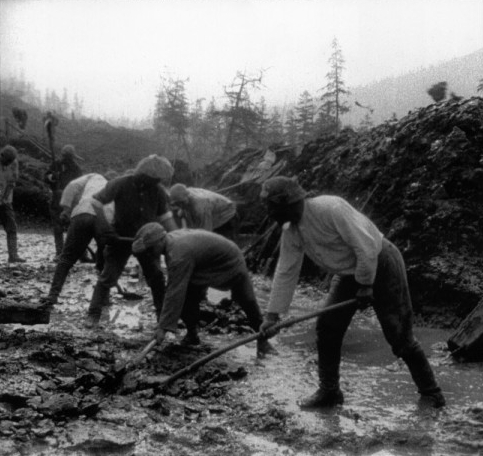 Road construction by inmates of the Dalstroy (part of the 'Road of Bones' from Magadan to Yakutsk). Source: Wikipedia/Public Domain