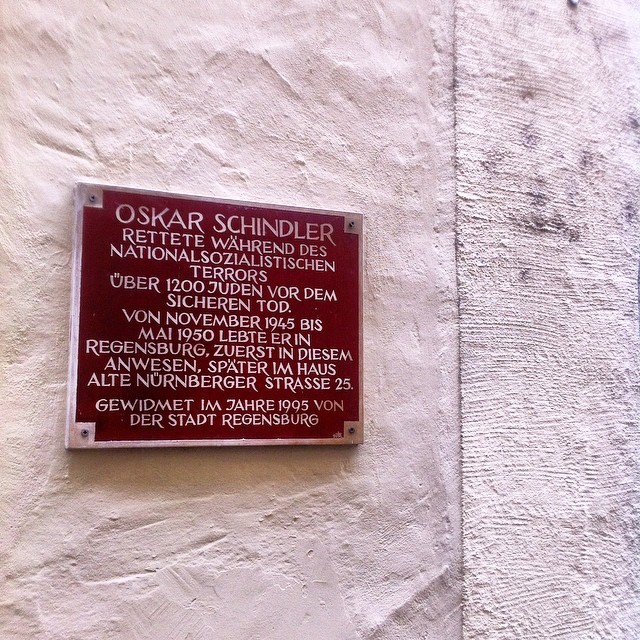 Memorial plaque on the house where Schindler lived in Regensburg. By Kreecher (Ilya Volkov) - Own work, CC BY-SA 4.0, https://commons.wikimedia.org/w/index.php?curid=38510641