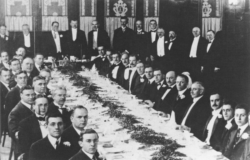 Second banquet meeting of the Institute of Radio Engineers, 23 April 1915. Tesla seen standing in the center.