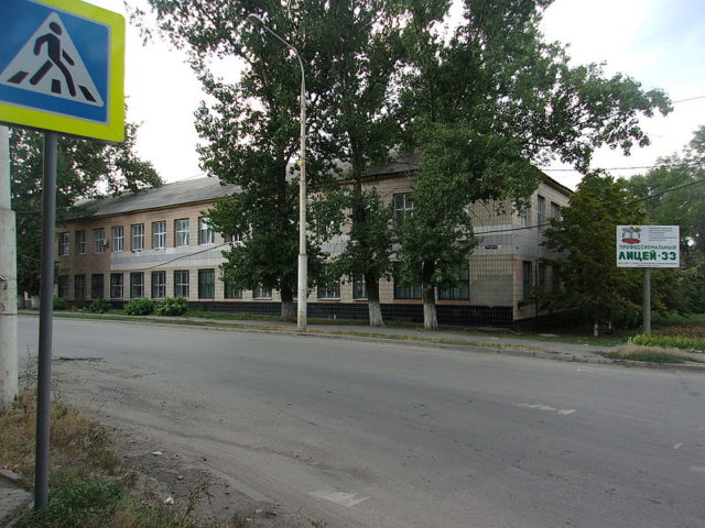 Technical School No. 33, Shakhty. Chikatilo worked at this school at the time of his first murder. By Nonexyst - Own work, CC BY-SA 4.0, https://commons.wikimedia.org/w/index.php?curid=41994045