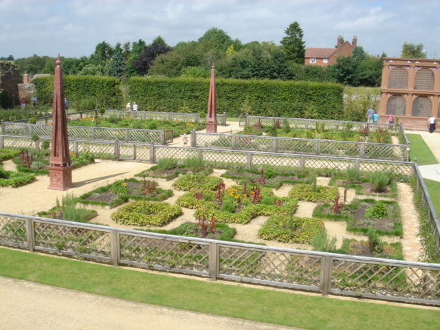 The restored Elizabethan knot gardens. Image by -Wikipedia, Public Domain