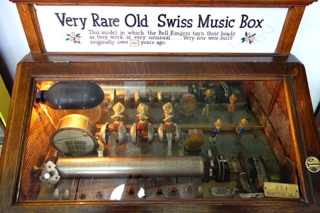 Very Rare Old Swiss Music Box. By Daderot CC0