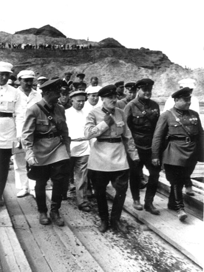 Genrikh Yagoda (middle) inspecting the construction of the Moscow-Volga canal. Source: Wikipedia/Public Domain
