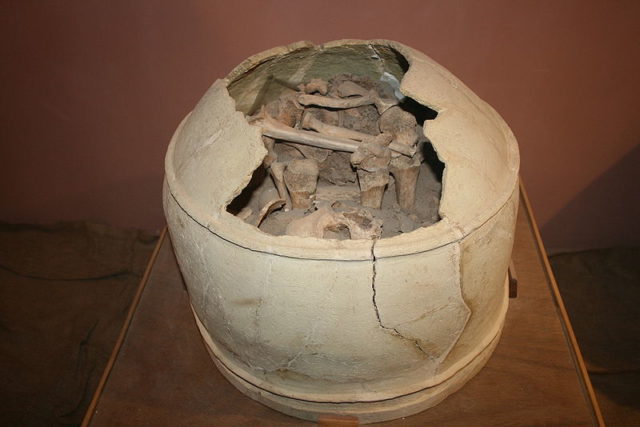 Earthen funeral vessel in the museum of Haft Tepe Source:https://de.wikipedia.org/wiki/Haft_Tepe#/media/File:Elamisches_Bestattungsgefaess.JPG