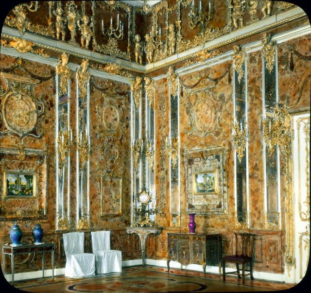 Hand-colored photograph og the original Amber Room, 1931.