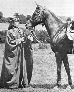 Lady Anne Blunt, in Bedouin dress, and her favorite riding mare, Kasida Date and photographer unknown Photo c. 1900 Source: http://www.geocities.com/aolsen_2000/PedigreeKasida.htm