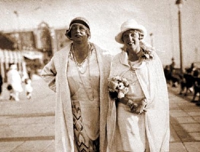 Katharina Zammit (Kitty Schmidt), left, with her daughter, 1922