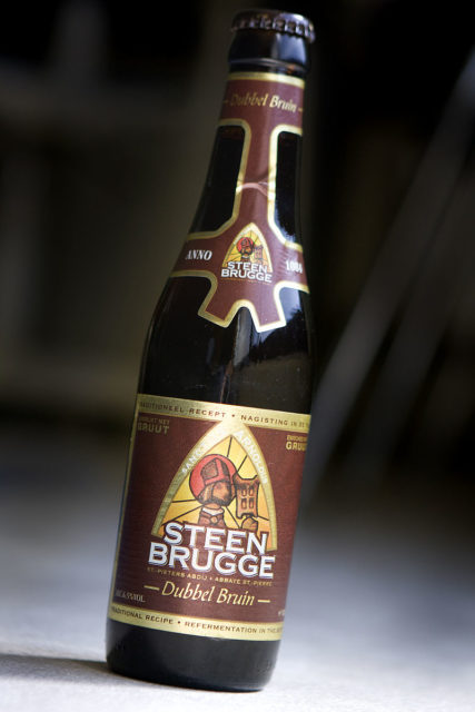 Steenbrugge Dubbel Bruin with the picture Arnulf. Photo credit