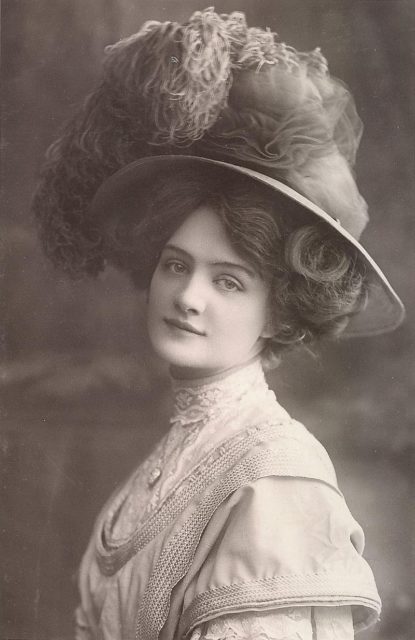 Lily Elsie, as Sonia in the 1907 production of The Merry Widow – Postcard, postmarked October 1907 Photo Credit