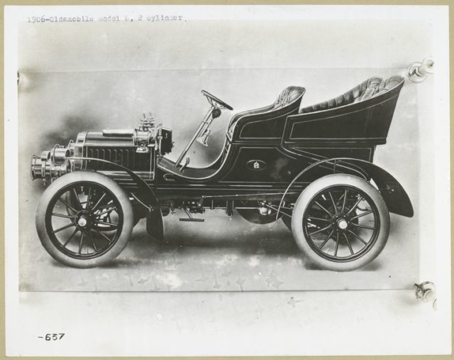 1906 – Oldsmobile model L, 2 cylinder