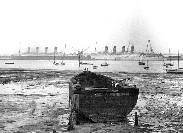 Olympic (left) and Mauretania laid up in Southampton prior to their scrapping