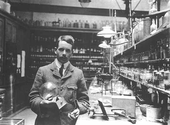 Moseley in the Balliol-Trinity College Laboratories, soon after his graduation