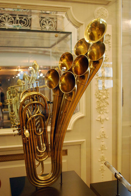 604px-antique_brass_instrument_on_display_at_the_musical_instrument_museum