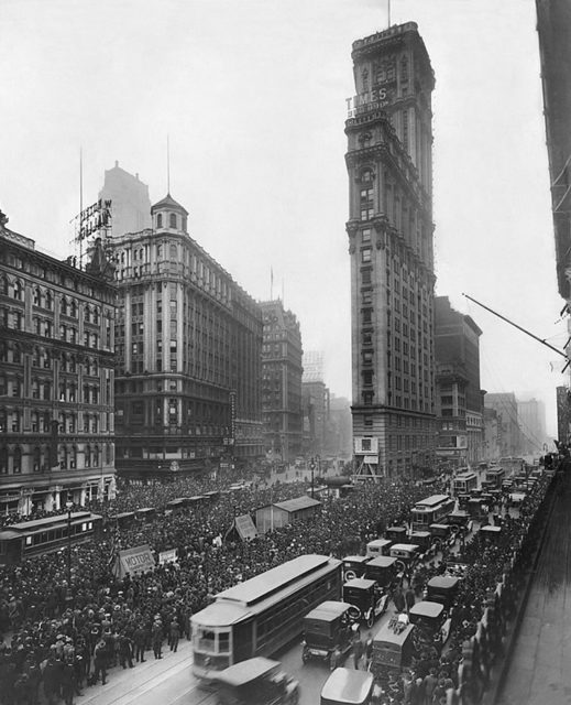 730px-crowd_gathers_for_updates_to_1919_world_series