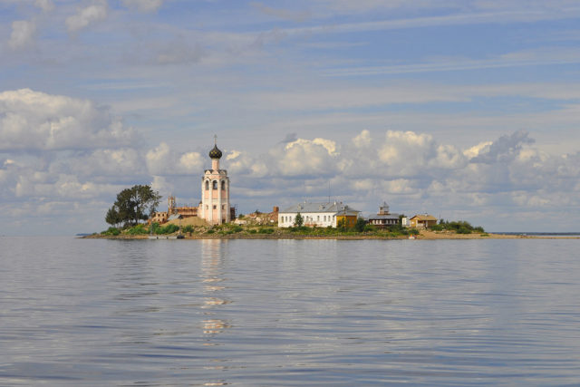 It is located in the center of Lake Kubenskoye on a small island 120 by 70 meters in size. Photo Credit