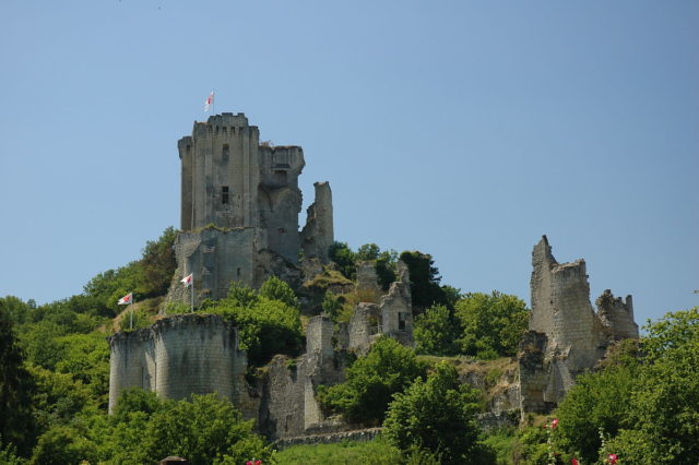 With a height of 26 metres (~85 feet), the keep dominates the village and the valley.