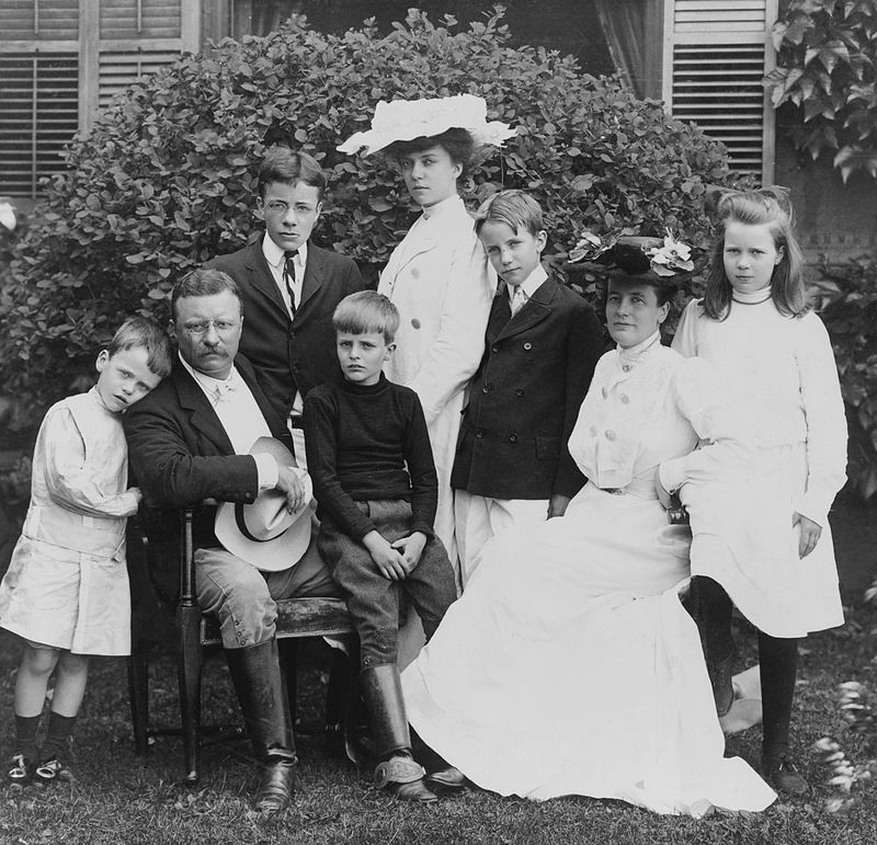 Roosevelt family in 1903 with Quentin on the left, TR, Ted, Archie, Alice, Kermit, Edith, and Ethel