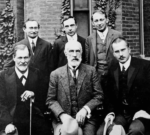 Group photo 1909 in front of Clark University. Front row: Sigmund Freud, G. Stanley Hall, Carl Jung; back row: Abraham A. Brill, Ernest Jones, Sándor Ferenczi