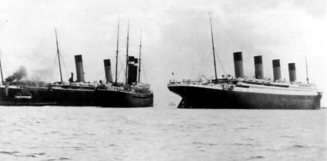 Titanic (right) with the much smaller New York (middle) drifting toward Titanic′s stern; Oceanic is on the left