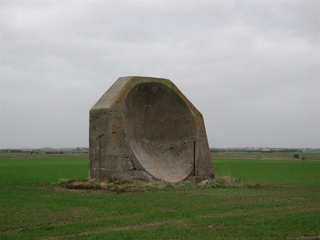 4.5 meter high (14ft 9in) WW1 concrete acoustic mirror near Kilnsea Grange, East Yorkshire, UK. Author: Peter Church  CC BY-SA 2.0