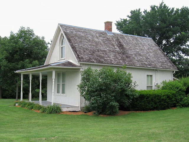 This side view evinces the modest size of the Dibble house; it also obscures most of the home’s addition, giving a glimpse of the original design. Photo Credit
