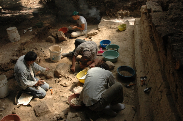 Archaeologists excavate the royal palace of Ceibal. Photo Credit: Takeshi Inomata