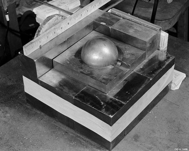 A recreation of the experiment involved in the 1945 incident. The sphere of plutonium is surrounded by neutron-reflecting tungsten carbide blocks.