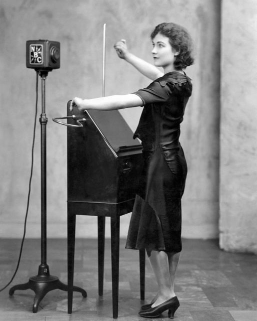 Alexandra Stepanoff playing the theremin on NBC Radio (1930)