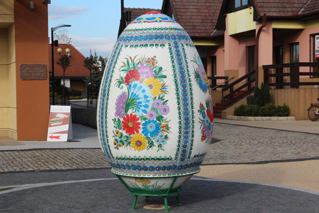 Easter egg sculpture in Gogolin, Poland, Photo: Pnapora – Own work, CC BY-SA 3.0