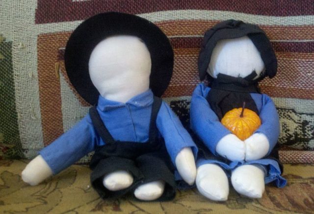 Amish dolls. Author: ChesPal (Debra Heaphy) – CC BY-SA 3.0