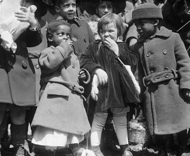 Children at the 1923 White House Easter egg roll
