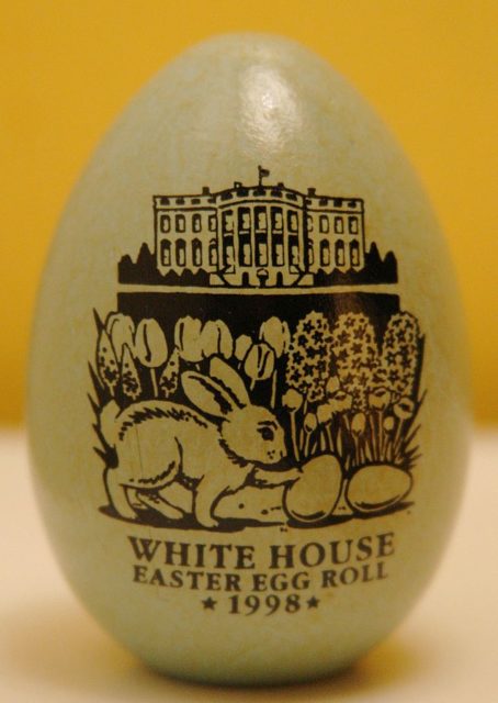 An egg from the White House in Washington, D.C. Photo: dbking – White House Easter Egg Roll, CC BY 2.0