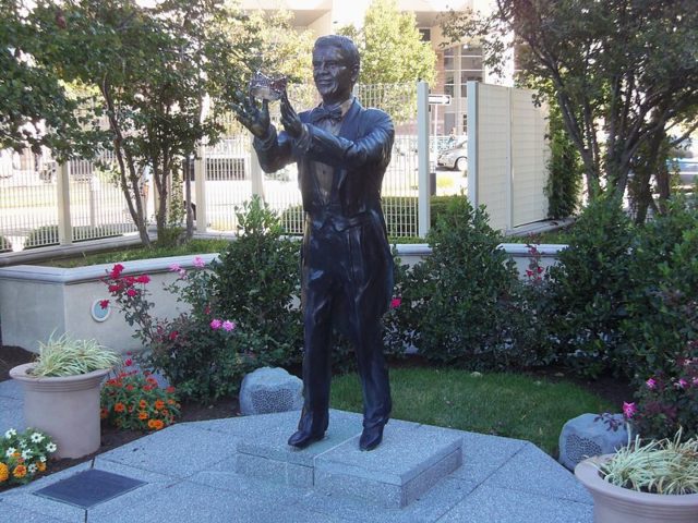 A statue of Bert Parks in Atlantic City commemorates his association with the Miss America pageant.
