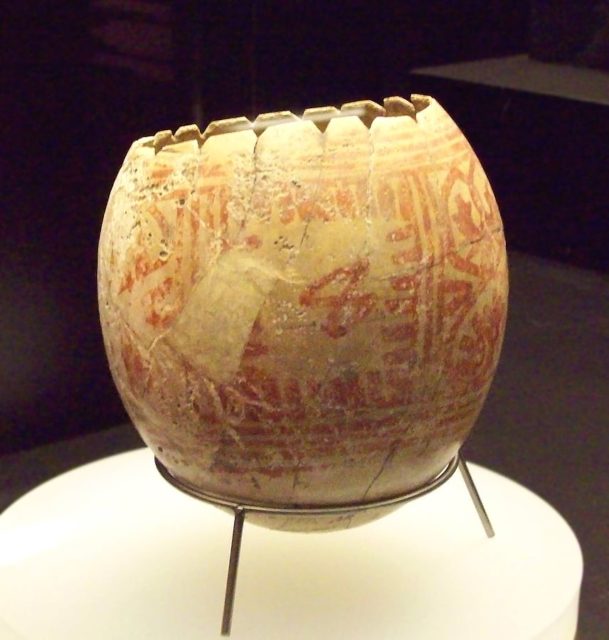 An ancient ostrich egg from the Iron Age, decorated with painted red lines, Photo: Luis García, CC BY-SA 3.0