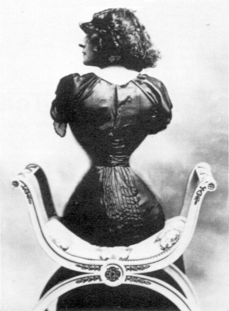 Polaire, a French actress famous for her wasp waist.