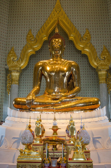 The golden buddha at Wat Traimit Photo Credit