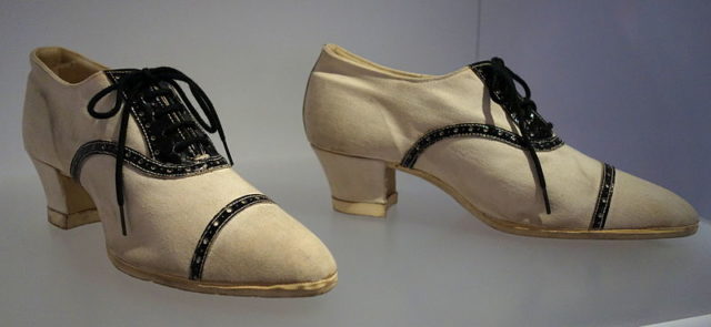 High-heeled sneakers, c. 1925, manufacturer unknown – Bata Shoe Museum Author: Daderot  CC BY1.0